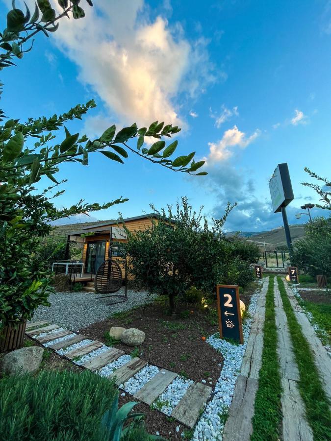 Tiny Town Kuyucak Hotel คาราบูรุน ภายนอก รูปภาพ