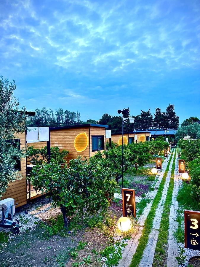 Tiny Town Kuyucak Hotel คาราบูรุน ภายนอก รูปภาพ